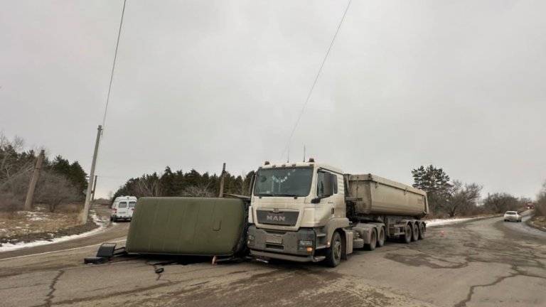 В Ангарске в результате столкновения с фурой погибла пассажирка перевернувшегося УАЗа